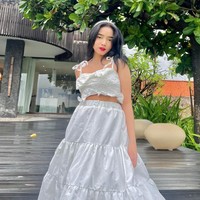 Punya tubuh mungil dan wajah yang kerap dipuji imut, Fuji memang terlihat cukup sering tampil girly, seperti gayanya yang satu ini. Ia tampak mengenakan setelan dress crop top berwarna putih. Foto: Instagram/@fuji_an