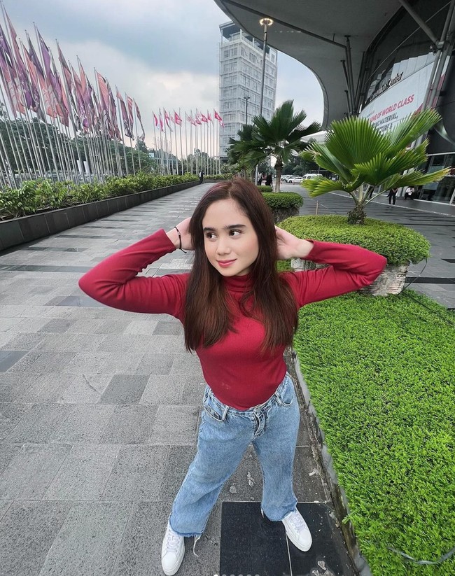 Kekasih Dul Jaelani, Tissa Biani kerap terlihat tampil simpel dan natural. Seperti dalam foto ini ketika dirinya memilih memadukan celana jeans birunya dengan lengan panjang turtle neck berwarna merah. Foto: Instagram/@tissabiani