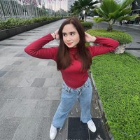 Kekasih Dul Jaelani, Tissa Biani kerap terlihat tampil simpel dan natural. Seperti dalam foto ini ketika dirinya memilih memadukan celana jeans birunya dengan lengan panjang turtle neck berwarna merah. Foto: Instagram/@tissabiani