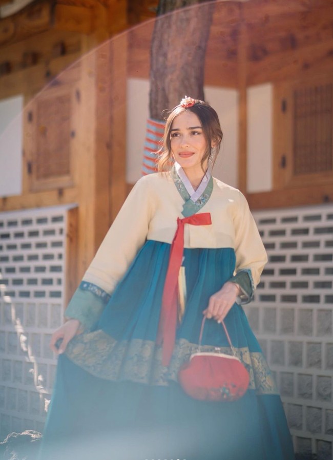 Yasmin Wildblood juga tampak menjajal baju tradisional Korea Hanbok ketika berada di sana. Ibu 3 orang anak itu memilih mengenakan baju Hanbok berwarna krem dan biru kehijauan. Foto: Instagram/@nsyakieb85