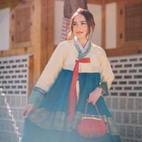 Yasmin Wildblood juga tampak menjajal baju tradisional Korea Hanbok ketika berada di sana. Ibu 3 orang anak itu memilih mengenakan baju Hanbok berwarna krem dan biru kehijauan. Foto: Instagram/@nsyakieb85
