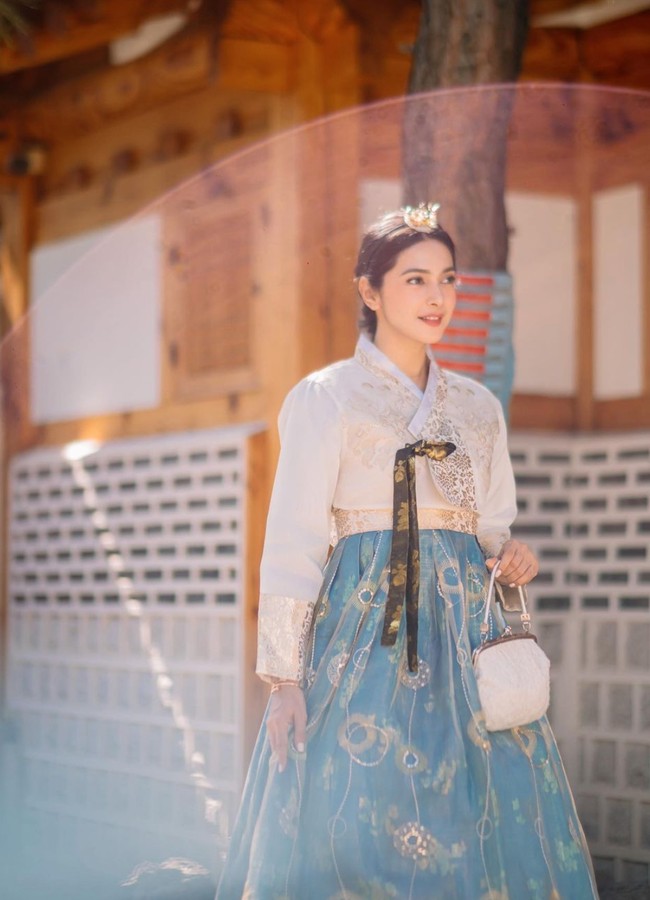 Penampilan Nabila kala mengenakan Hanbok saat di Korea berhasil mencuri atensi dan banjir pujian. Berdarah Arab, kecantikan wanita 37 tahun itu dipuji ‘unreal’ bak AI. Foto: Instagram/@nsyakieb85