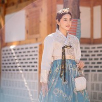 Penampilan Nabila kala mengenakan Hanbok saat di Korea berhasil mencuri atensi dan banjir pujian. Berdarah Arab, kecantikan wanita 37 tahun itu dipuji ‘unreal’ bak AI. Foto: Instagram/@nsyakieb85
