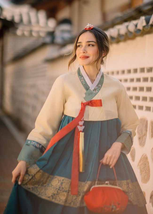 Punya darah blasteran Inggris-Indonesia, penampilan Yasmin Wildblood juga tak kalah memukau. Unggahan wanita 30 tahun itu pun dipenuhi komentar pujian yang menyebutnya terlihat sangat cantik. Foto: Instagram/@yaswildblood