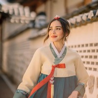 Punya darah blasteran Inggris-Indonesia, penampilan Yasmin Wildblood juga tak kalah memukau. Unggahan wanita 30 tahun itu pun dipenuhi komentar pujian yang menyebutnya terlihat sangat cantik. Foto: Instagram/@yaswildblood