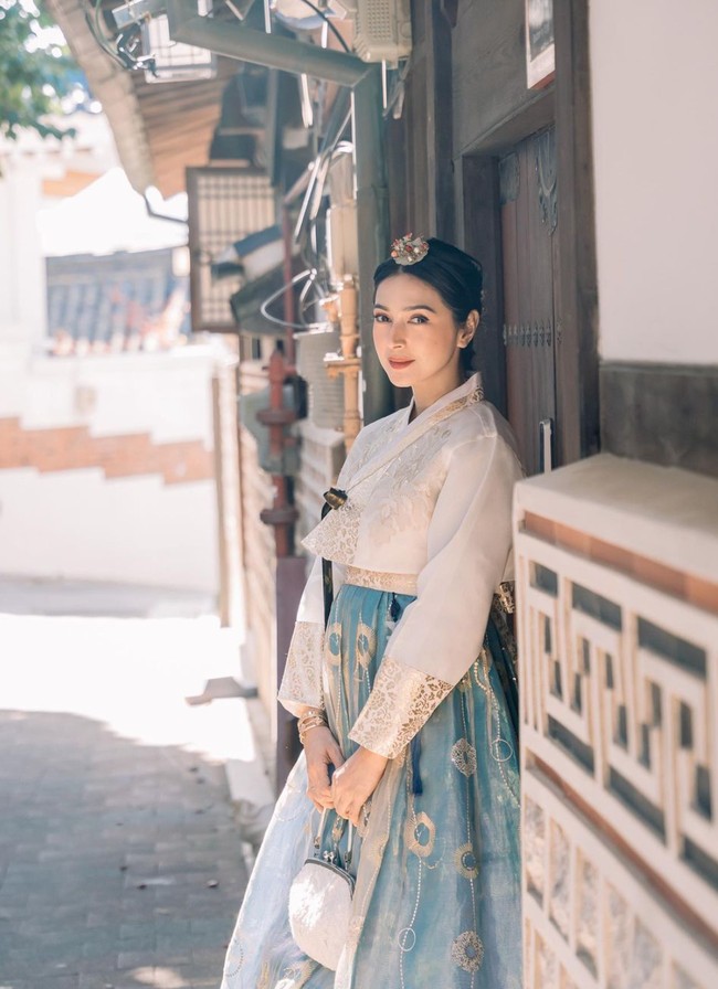 Melengkapi penampilannya, Nabila tampak menenteng tas kecil berwarna putih. Rambut panjangnya tampak rapi dikepang ke belakang. Foto: Instagram/@nsyakieb85
