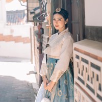 Melengkapi penampilannya, Nabila tampak menenteng tas kecil berwarna putih. Rambut panjangnya tampak rapi dikepang ke belakang. Foto: Instagram/@nsyakieb85