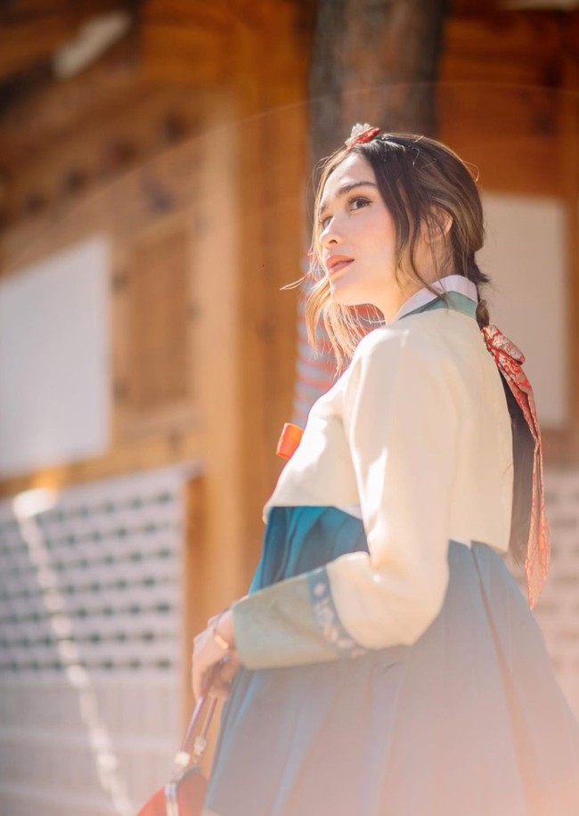 Sementara Yasmin memilih menenteng tas kecil berwarna merah yang senada dengan pita di bajunya. Rambutnya tampak dikepang ke belakang dengan menyisakan poni panjang di samping kiri dan kanan rambutnya. Foto: Instagram/@yaswildblood