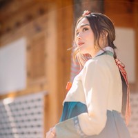 Sementara Yasmin memilih menenteng tas kecil berwarna merah yang senada dengan pita di bajunya. Rambutnya tampak dikepang ke belakang dengan menyisakan poni panjang di samping kiri dan kanan rambutnya. Foto: Instagram/@yaswildblood