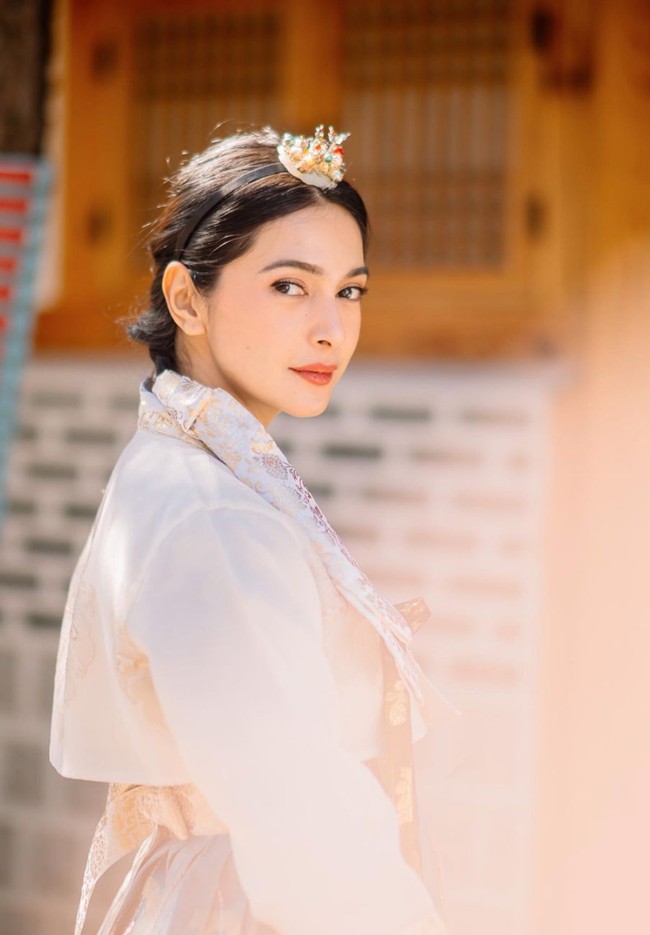 Ditambah pulasan makeup natural, pesona Nabila Syakieb semakin terpancar. Lihat saja gayanya yang menoleh dari samping ke arah kamera, hot mom sukses bikin terpana. Foto: Instagram/@nsyakieb85