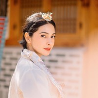 Ditambah pulasan makeup natural, pesona Nabila Syakieb semakin terpancar. Lihat saja gayanya yang menoleh dari samping ke arah kamera, hot mom sukses bikin terpana. Foto: Instagram/@nsyakieb85