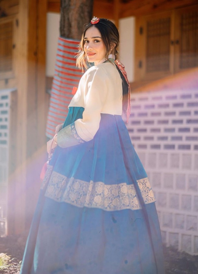 Sama-sama cantik menawan, begini potret Yasmin saat menoleh dari samping. Yasmin juga tampak hanya mengenakan riasan natural yang membuat wajahnya semakin merona. Foto: Instagram/@yaswildblood