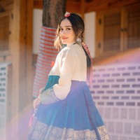 Sama-sama cantik menawan, begini potret Yasmin saat menoleh dari samping. Yasmin juga tampak hanya mengenakan riasan natural yang membuat wajahnya semakin merona. Foto: Instagram/@yaswildblood