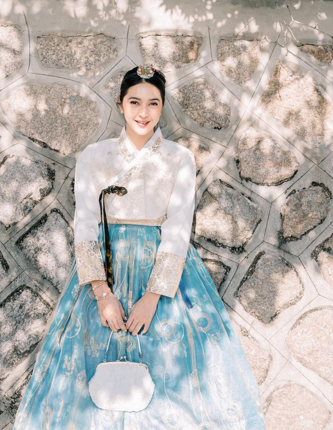 Artis cantik Nabila Syakieb beberapa waktu lalu diketahui tengah bertolak ke Korea untuk menghabiskan waktu berliburnya. Ketika berada di sana ibu 2 orang anak itu menyempatkan untuk menjajal baju tradisional Korea, Hanbok. Foto: Instagram/@nsyakieb85