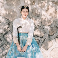 Artis cantik Nabila Syakieb beberapa waktu lalu diketahui tengah bertolak ke Korea untuk menghabiskan waktu berliburnya. Ketika berada di sana ibu 2 orang anak itu menyempatkan untuk menjajal baju tradisional Korea, Hanbok. Foto: Instagram/@nsyakieb85