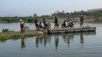 Penyusutan debit air sungai akibat kemarau dimanfaatkan warga setempat untuk membuka akses penyeberangan alternatif menggunakan rakit dengan tarif Rp5.000 per sepeda motor sebagai jalan pintas penghubung Kecamatan Bontomarannu dan Pallangga guna memperpendek jarak tempuh hingga belasan kilometer. 