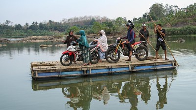 Air Surut, Sungai di Gowa jadi Penyeberangan Alternatif