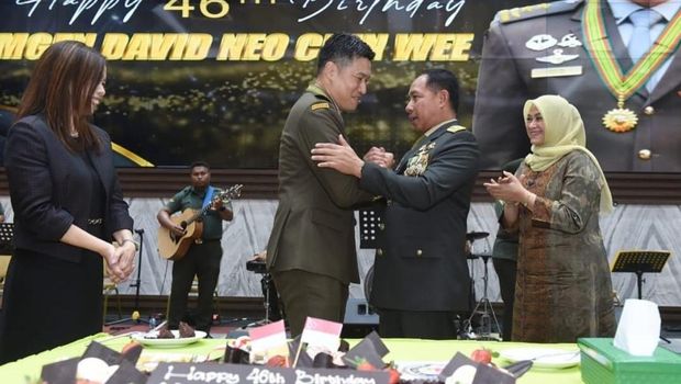Aksi Agus Subiyanto bermain gitar bersama Jenderal TNI Dudung Abdurrahman. (dok akun Instgram @91agussubiyanto)