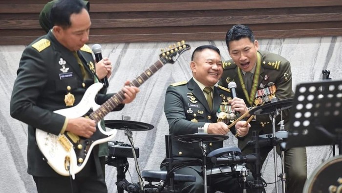 Aksi Agus Subiyanto bermain gitar bersama Jenderal TNI Dudung Abdurrahman. (dok akun Instgram @91agussubiyanto)