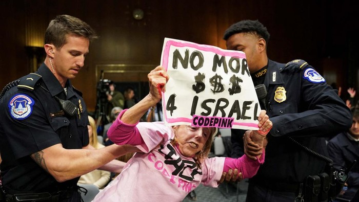 Aktivis Anti-perang Tolak Dana Tambahan Untuk Israel An anti-war protester is taken away by police during a Senate Appropriations Committee hearing on President Biden's $106 billion national security supplemental funding request to support Israel and Ukraine, as well as bolster border security, with testimony by U.S. Secretary of State Antony Blinken and Secretary of Defense Lloyd Austin, on Capitol Hill in Washington, U.S., October 31, 2023. REUTERS/Kevin Lamarque TPX IMAGES OF THE DAY