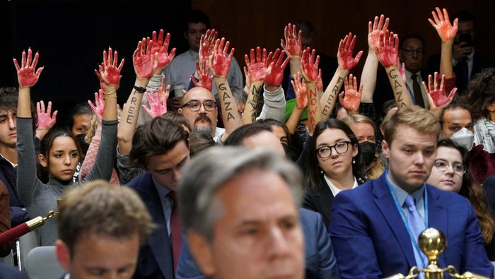 Aktivis Anti-perang Tolak Dana Tambahan Untuk Israel An anti-war protester is taken away by police during a Senate Appropriations Committee hearing on President Biden's $106 billion national security supplemental funding request to support Israel and Ukraine, as well as bolster border security, with testimony by U.S. Secretary of State Antony Blinken and Secretary of Defense Lloyd Austin, on Capitol Hill in Washington, U.S., October 31, 2023. REUTERS/Kevin Lamarque TPX IMAGES OF THE DAY