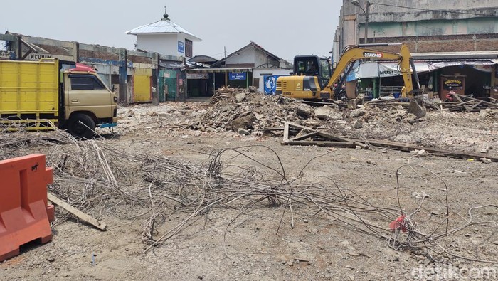 Alat berat diturunkan untuk merapikan Terminal Sunan Kalijaga di Rangkasbitung. (Foto: Fathul Rizkoh/detikcom)