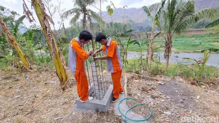 Alat EWS banjir buatan murid SMKN 1 Pundong Bantul dipasang di pinggir Sungai Oya, Pedukuhan Pengkol, Kalurahan Sriharjo, Kapanewon Imogiri, Bantul, Rabu (1/11/2023).