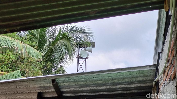 Alat EWS banjir buatan murid SMKN 1 Pundong Bantul dipasang di pinggir Sungai Oya, Pedukuhan Pengkol, Kalurahan Sriharjo, Kapanewon Imogiri, Bantul, Rabu (1/11/2023).