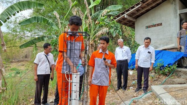 Alat EWS banjir buatan murid SMKN 1 Pundong Bantul dipasang di pinggir Sungai Oya, Pedukuhan Pengkol, Kalurahan Sriharjo, Kapanewon Imogiri, Bantul, Rabu (1/11/2023).