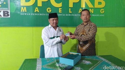 Ambar Purwoko saat mengembalikan KTA dan seragam di DPC PKB Kabupaten Magelang, Rabu (1/11/2023).