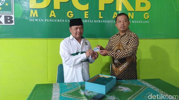 Ambar Purwoko saat mengembalikan KTA dan seragam di DPC PKB Kabupaten Magelang, Rabu (1/11/2023).