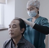 Piyu Padi menjalani transplantasi rambut untuk mengatasi kerontokan parah dan nyaris botak di klinik di Jakarta. Metode yang digunakan bukanlah operasi, melainkan teknik memindahkan jaringan dan akar rambut ke daerah yang terjadi kebotakan. Foto: Dok. Instagram