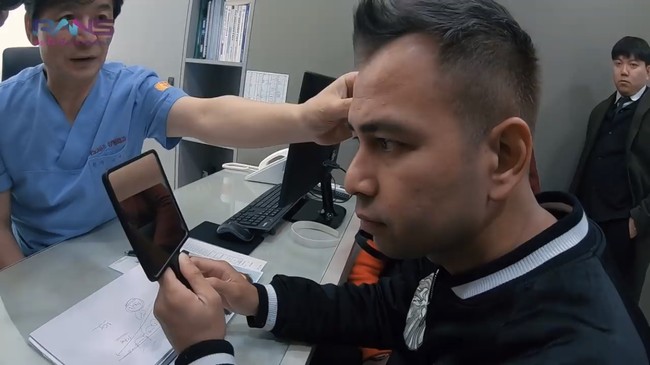 Raffi Ahmad sempat tak percaya diri karena rambutnya mulai menipis. Ia pun memutuskan untuk menjalani transplantasi rambut di Korea Selatan pada 2019. Foto: Dok. Instagram