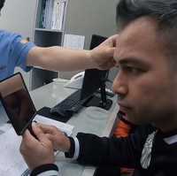 Raffi Ahmad sempat tak percaya diri karena rambutnya mulai menipis. Ia pun memutuskan untuk menjalani transplantasi rambut di Korea Selatan pada 2019. Foto: Dok. Instagram