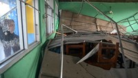 Atap ruang kelas 5 di sekolah tersebut ambruk akibat hujan deras disertai angin kencang pada Selasa (31/10) sore sehingga kegiatan belajar mengajar (KBM) untuk sementara waktu dilaksanakan secara daring.  