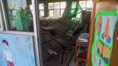 Diterjang Angin Kencang, Atap SD di Bogor Ambruk