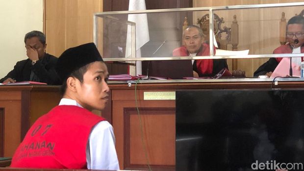 Ayah di Gresik yang tega membunuh anaknya agar masuk surga saat sidang di PN Gresik.