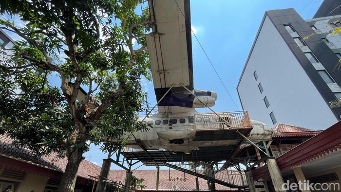 Bangkai pesawat di salah satu hotel di kawasan Sarkem Jogja, Senin (30/10/2023).