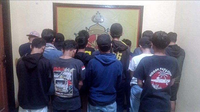Belasan preman di Sukabumi ditangkap polisi.