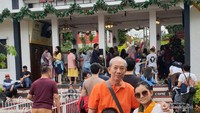 Salah satu spot foto bersama keluarga di Floating Market Lembang.