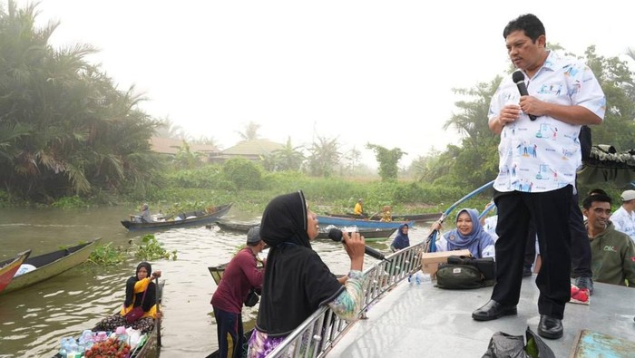 BPJS Jemput Bola Perluas Layanan Pakai Perahu di Pasar Terapung