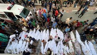 Jenazah para korban dijejerkan di tepi jalan.  