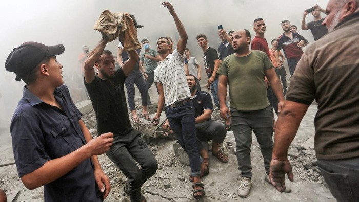 Brutal! Israel Serang Kamp pengungsi Jabalia, 50 Orang Tewas SENSITIVE MATERIAL. THIS IMAGE MAY OFFEND OR DISTURB A Palestinian man carries the body of a child killed in Israeli strikes, in Jabalia refugee camp, in the northern Gaza Strip October 9, 2023. REUTERS/Mahmoud Issa NO RESALES. NO ARCHIVES. TPX IMAGES OF THE DAY