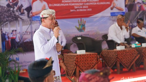 Bupati Klungkung I Nyoman Suwirta saat melantik puluhan pejabat baru, Rabu (1/11/2023).