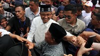 Anies juga menyalami pendukung di sela-sela acara silaturrahmi Temu Rakyat Aceh.