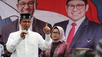 Anies Baswedan didampingi istri Fery Farhati menyampaikan pidato politik di hadapan pendukung saat menghadiri silaturrahmi Temu Rakyat Aceh di Lapangan Bumi Gas, Kecamatan Tanah Luas, Aceh Utara, Aceh, Rabu (1/11/2023).