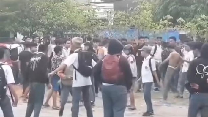 Duel pelajar di Makassar disaksikan sejumlah siswa viral di media sosial.