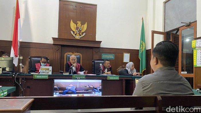 Dwi, saksi korban yang dikeroyok 3 terdakwa gegara tak sengaja senggol spion mobil hingga pecah saat sidang di PN Surabaya.