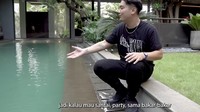 Bagian tengah rumah Boy William berupa kolam renang dan spot hijau yang cukup luas. Ia mengatakan area ini bisa dipakai jika ia ingin santai atau buat acara pesta BBQ bersama teman-temannya. Foto: YouTube BW.