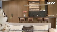 Uniknya, dapur Boy William juga terlihat seperti area mini bar dengan 4 kursi yang disusun berjejer. Nuansanya serba cokelat yang terkesan elegan. Foto: YouTube BW.